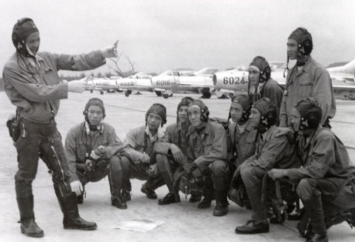 NVAF MiG-19 pilots of the 925th fighter squadron discussing tactics in 1971