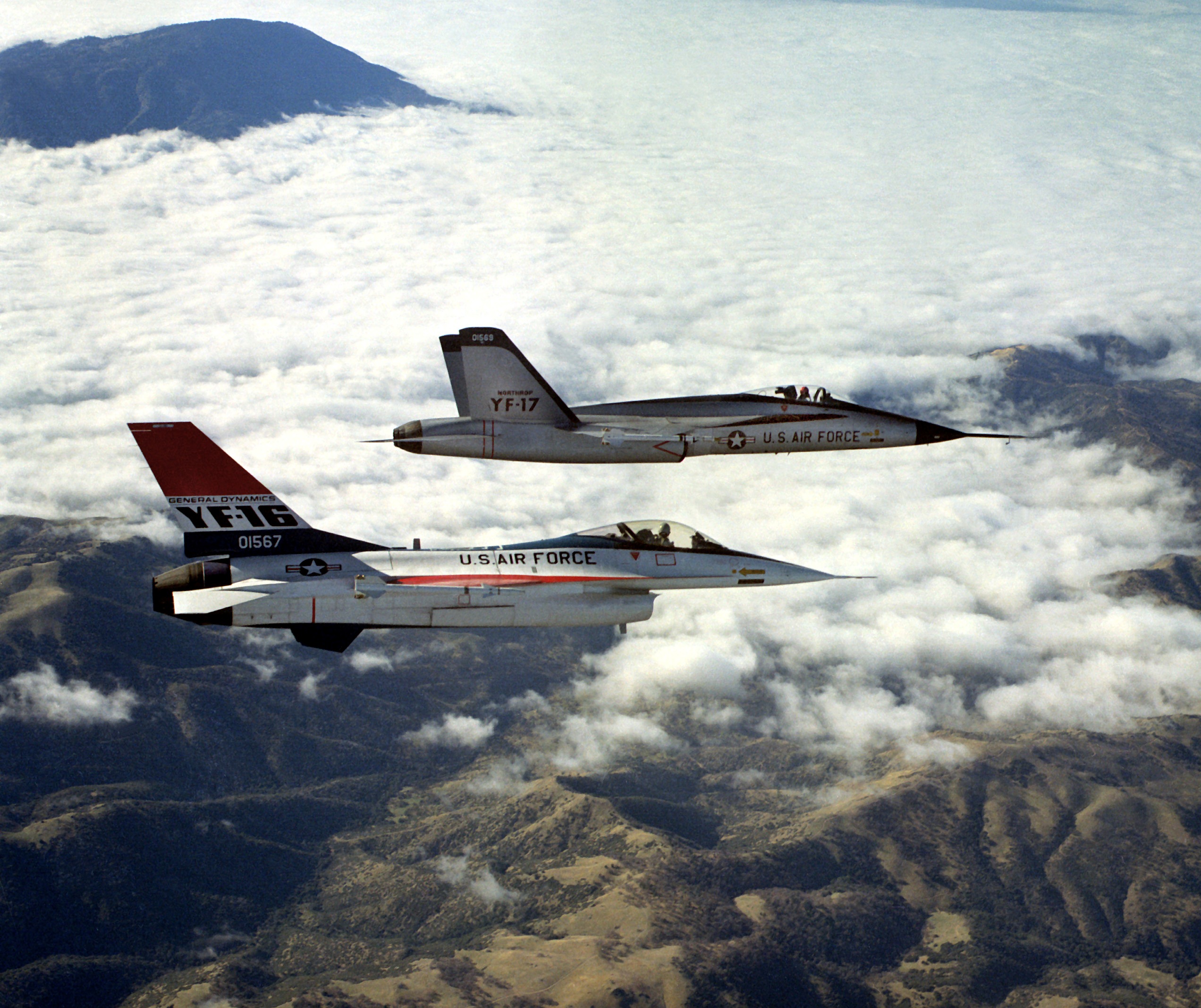 YF-16_and_YF-17_in_flight