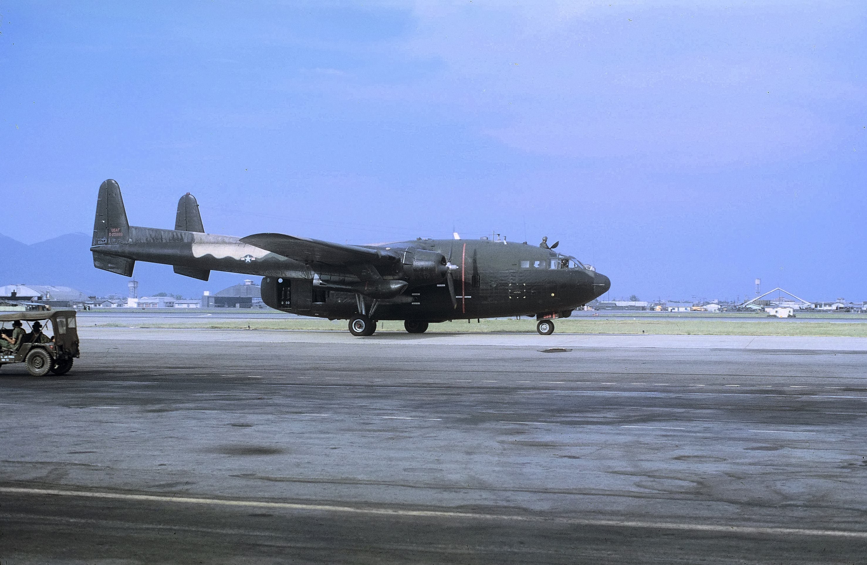 AC-119K_(52-5889)_USAF_Taxiing_Da_Nang_AB,_South_Vietnam_1972fix.jpg