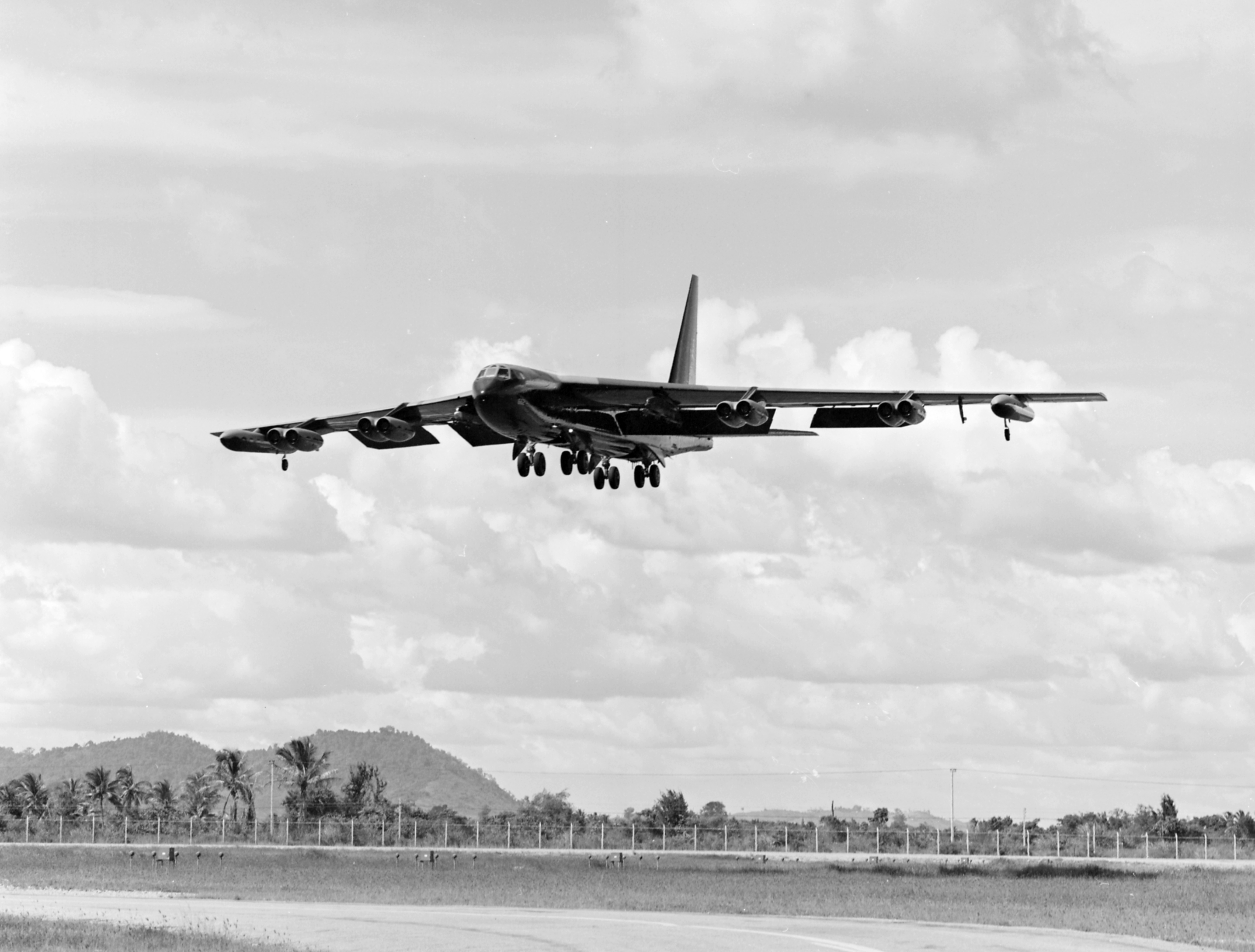 B-52D_approaching_U-Tapao_1972