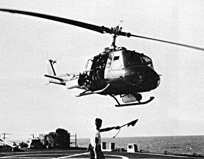 Bell_UH-1E_Huey_takes_off_from_USS_Topeka_(CLG-8)_off_Vietnam,_in_1966