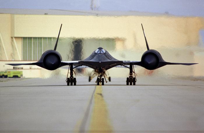 SR-71_taxi_on_ramp_with_engines_powered_up