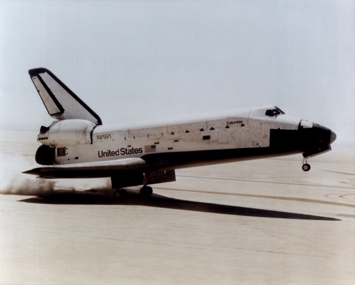 The Space Shuttle Columbia touches down on lakebed runway 23 at Edwards Air Force Base, Calif., to conclude the first orbital shuttle mission