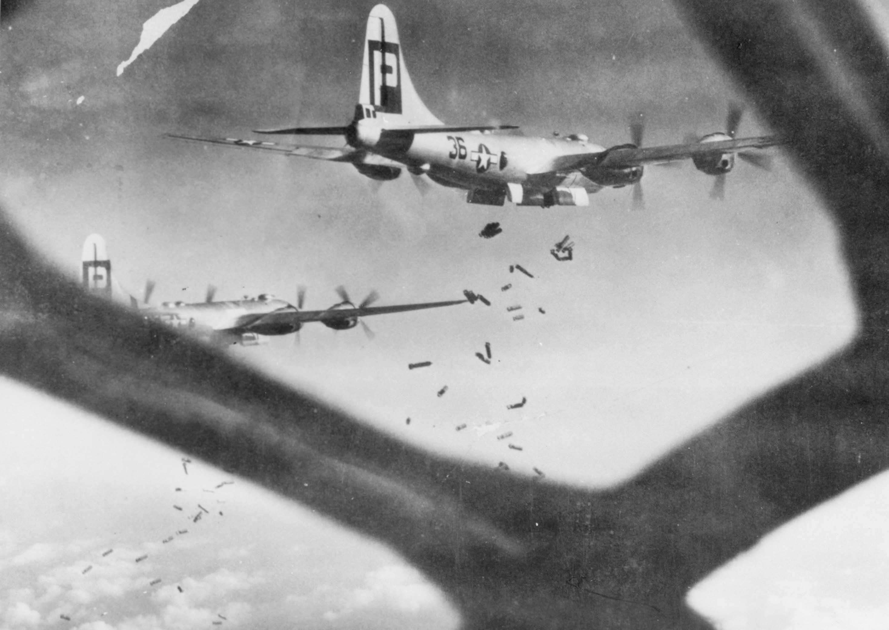 39th_Bombardment_Group_B-29_bombing_to_Hiratsuka_19450716